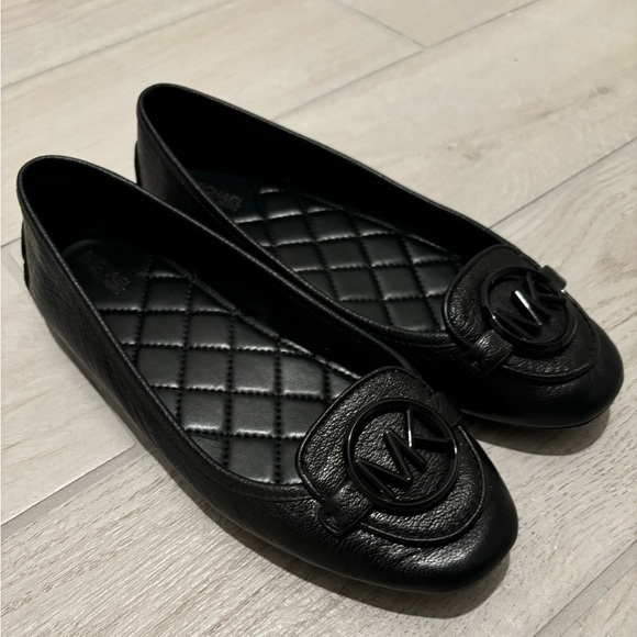 Ladies Gently Worn Michael Kors Ladies 6.5 M Black Flats - Picture 2 of 4